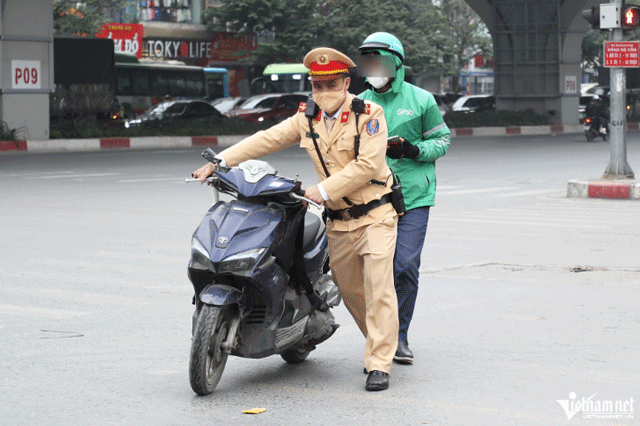 Muon-van-cach-ne-camera-ai-o-ha-noi-co-tai-xe-dung-cat-xi-mang-hoac-ba-keo-cao-su-de-che-1