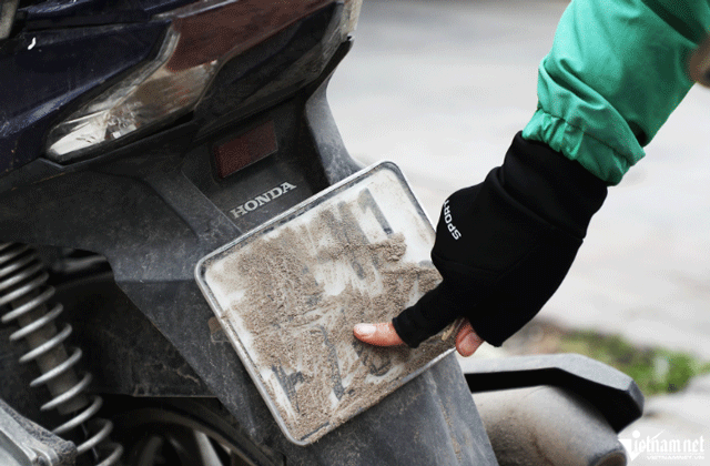 Muon-van-cach-ne-camera-ai-o-ha-noi-co-tai-xe-dung-cat-xi-mang-hoac-ba-keo-cao-su-de-che-2