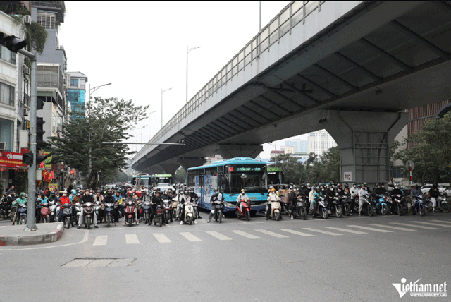 Muon-van-cach-ne-camera-ai-o-ha-noi-co-tai-xe-dung-cat-xi-mang-hoac-ba-keo-cao-su-de-che-4