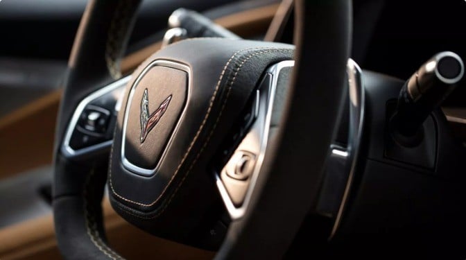 17-1765941538-gm-gay-tranh-cai-khi-tu-choi-bao-hanh-corvette-c8-vi-chi-tiet-nho-tren-vo-lang.jpg