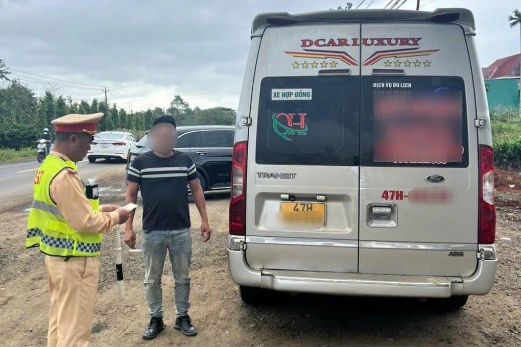 17-1765962878-tu-clip-thot-tim-nguoi-dan-gui-csgt-phat-nong-2-tai-xe-xe-khach-vuot-au.jpg