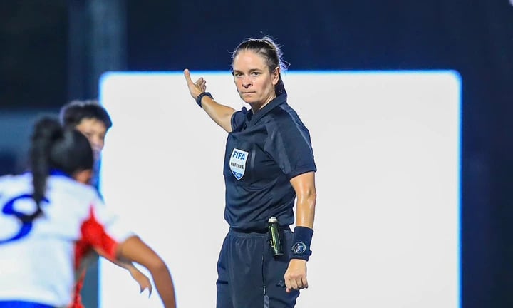 Trọng tài Rebecca Durcau làm nhiệm vụ ở trận chung kết SEA Games 33.