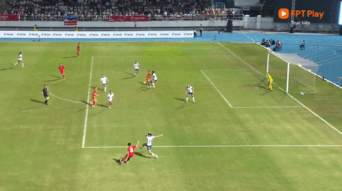 Góc máy ngang cho thấy rõ ràng đội tuyển nữ Việt Nam không việt vị