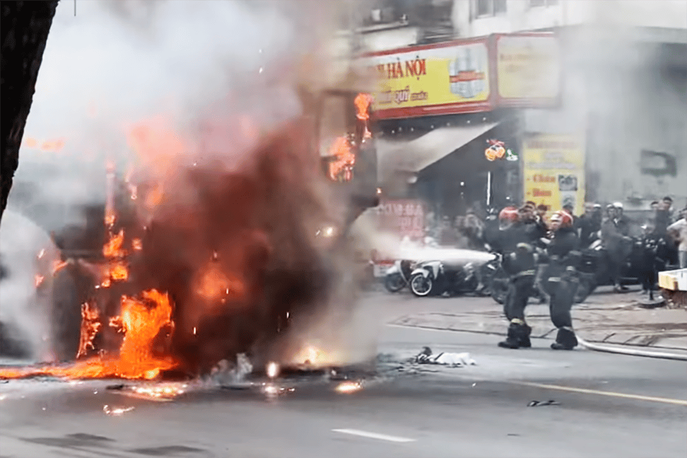 20-1766228758-ha-noi-xe-tai-bat-ngo-boc-chay-ngun-ngut-giua-pho-tran-thu-do.png