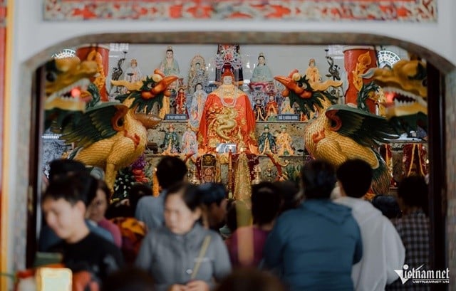 w-chuyen-it-nguoi-biet-ve-ngoi-mo-co-gai-tre-ben-bo-bien-duoc-ngu-dan-ton-tho-dinh-co-8-2148