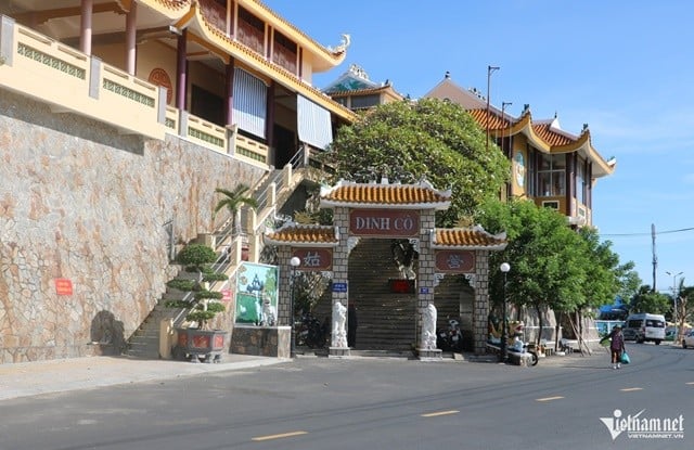 w-chuyen-it-nguoi-biet-ve-ngoi-mo-co-gai-tre-ben-bo-bien-duoc-ngu-dan-ton-tho-dinh-co-5jpg-2150