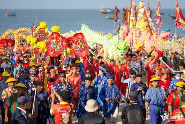 w-chuyen-it-nguoi-biet-ve-ngoi-mo-co-gai-tre-ben-bo-bien-duoc-ngu-dan-ton-tho-dinh-co-10-2149