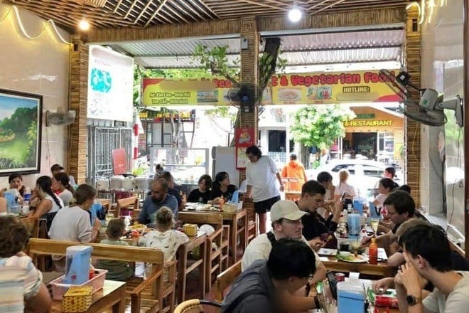 24-1766564098-du-khach-nuoc-ngoai-ke-lai-vu-nhan-vien-bo-do-an-trong-mieng-vao-banh-mi-o-ninh-binh.jpg