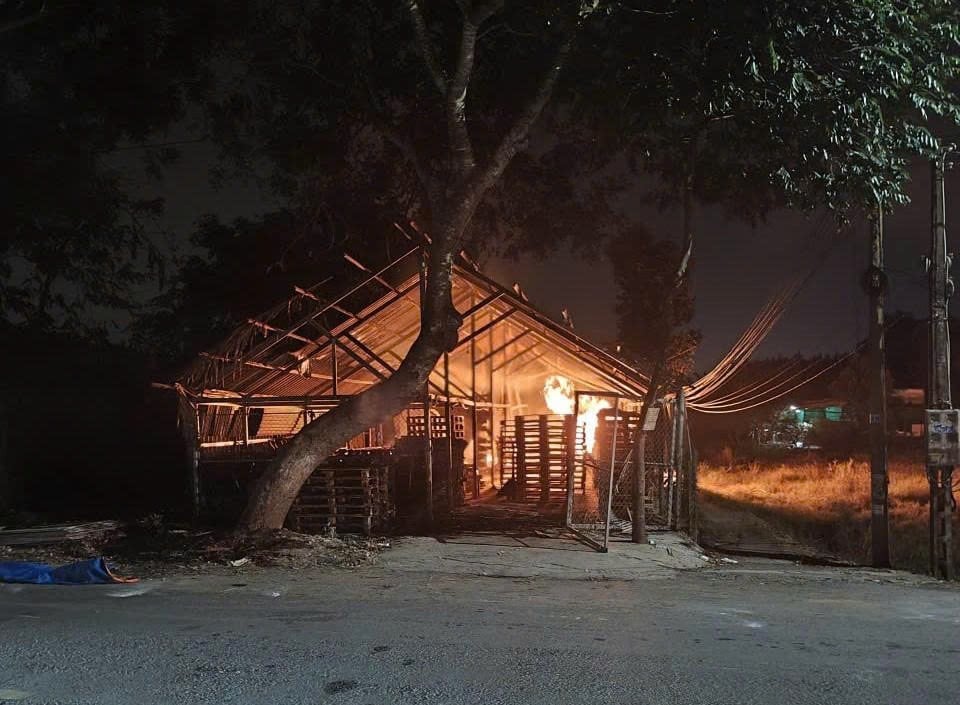 Cục sạc dự phòng điện thọai gây cháy xưởng gỗ tại Tây Ninh - Ảnh 2.