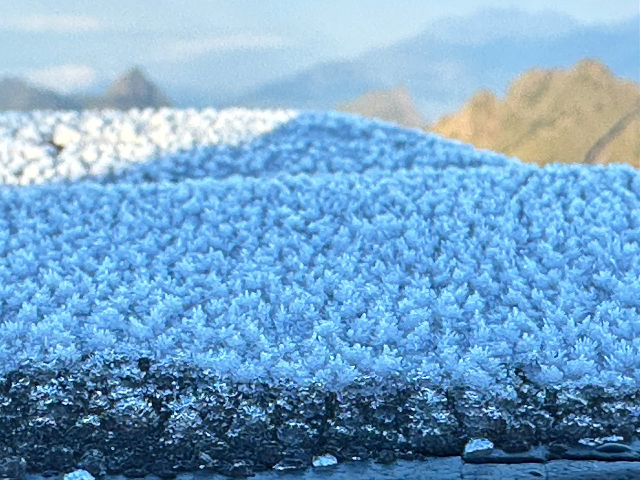 VIDEO: Du khách thích thú ngắm tuyết rơi phủ trắng đỉnh Fansipan - Ảnh 1.