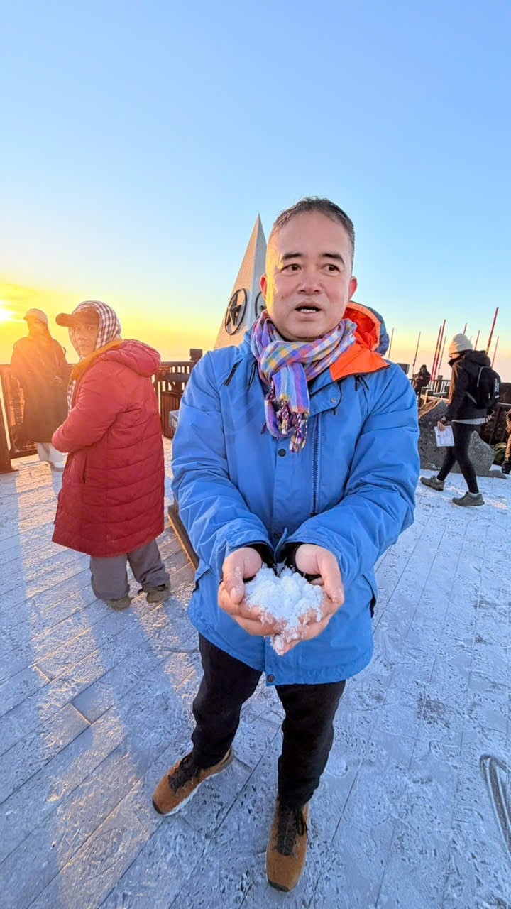 VIDEO: Du khách thích thú ngắm tuyết rơi phủ trắng đỉnh Fansipan - Ảnh 3.