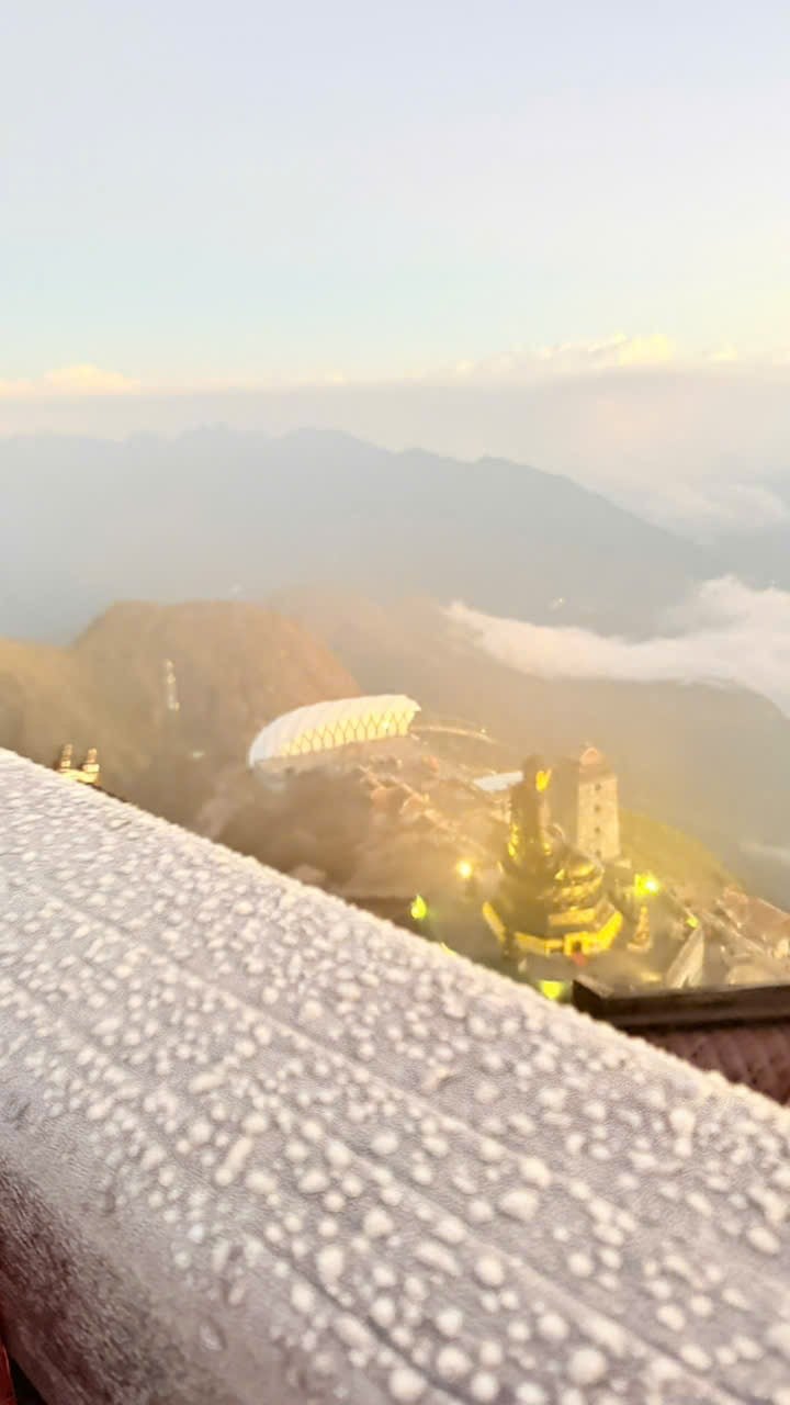 VIDEO: Du khách thích thú ngắm tuyết rơi phủ trắng đỉnh Fansipan - Ảnh 4.