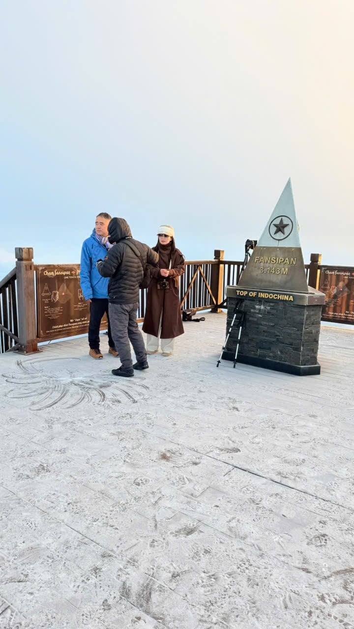 VIDEO: Du khách thích thú ngắm tuyết rơi phủ trắng đỉnh Fansipan - Ảnh 5.