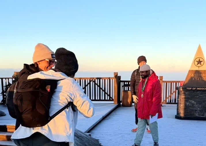 VIDEO: Du khách thích thú ngắm tuyết rơi phủ trắng đỉnh Fansipan - Ảnh 6.