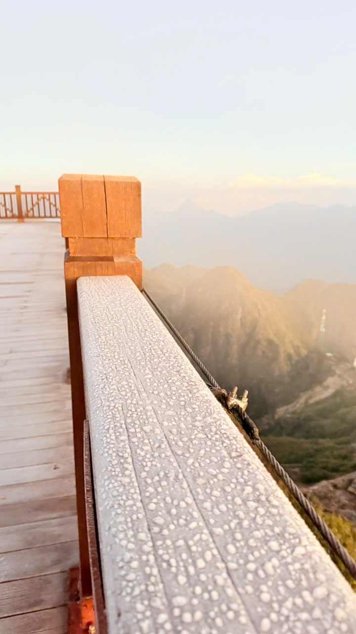 VIDEO: Du khách thích thú ngắm tuyết rơi phủ trắng đỉnh Fansipan - Ảnh 7.