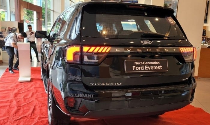 Giá Ford Everest lăn bánh cuối tháng 12/2025: Dễ mua, ‘hạ gục’ Hyundai Santa Fe và Toyota Fortuner ảnh 4