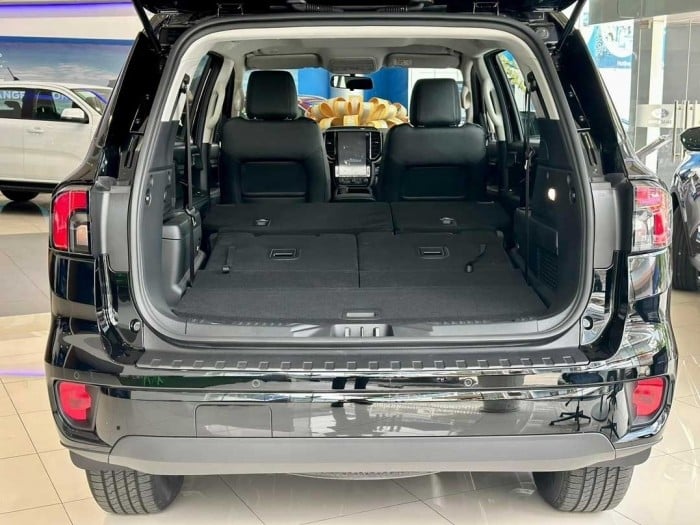 Giá Ford Everest lăn bánh cuối tháng 12/2025: Dễ mua, ‘hạ gục’ Hyundai Santa Fe và Toyota Fortuner ảnh 7