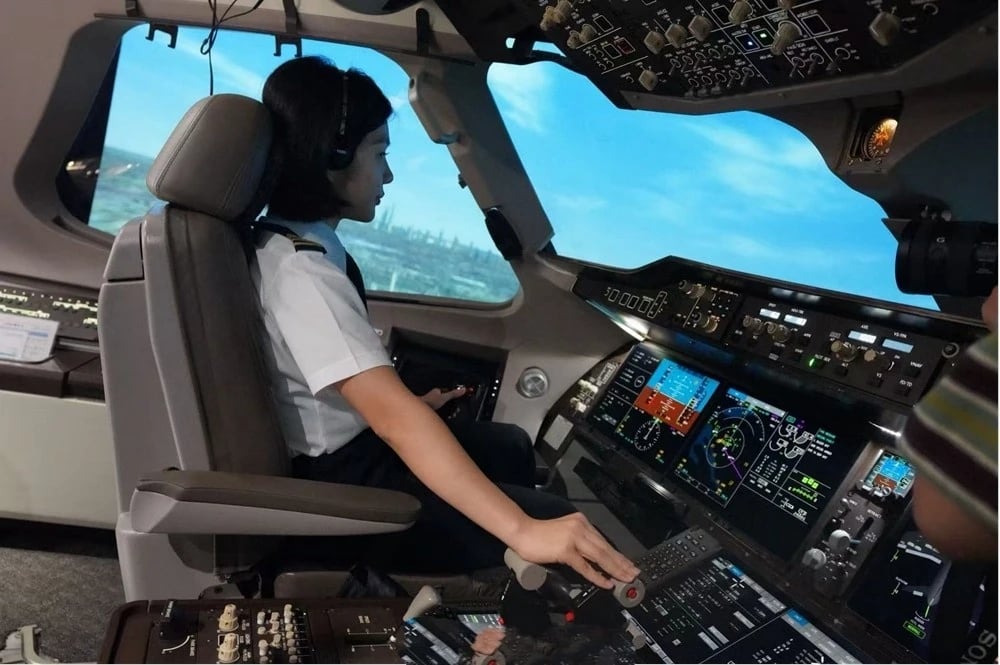 co truong nu dau tien anh 1