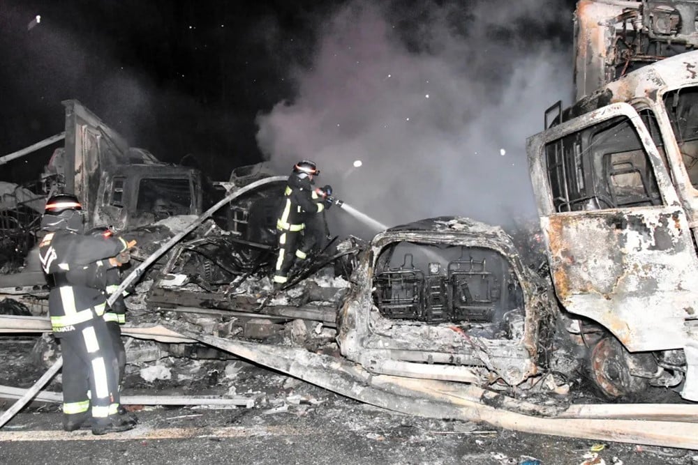 Kinh hoàng hơn 50 xe đâm liên hoàn trên cao tốc: Hàng chục người bị thương, nhiều phương tiện bốc cháy đen kịt khiến giao thông tê liệt hàng tiếng đồng hồ - ảnh 2