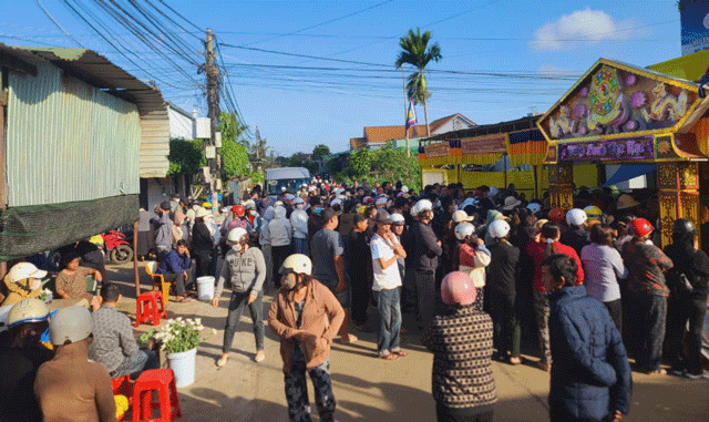 Vu-chay-nha-4-nguoi-tu-vong-o-dak-lak-nhieu-nguoi-den-thap-nen-huong-tien-biet-nan-nhan-xau-so-3