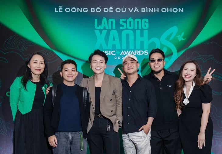 30-1767064262-lan-song-xanh-2025-khong-de-cu-ca-si-co-bieu-hien-lech-chuan.webp