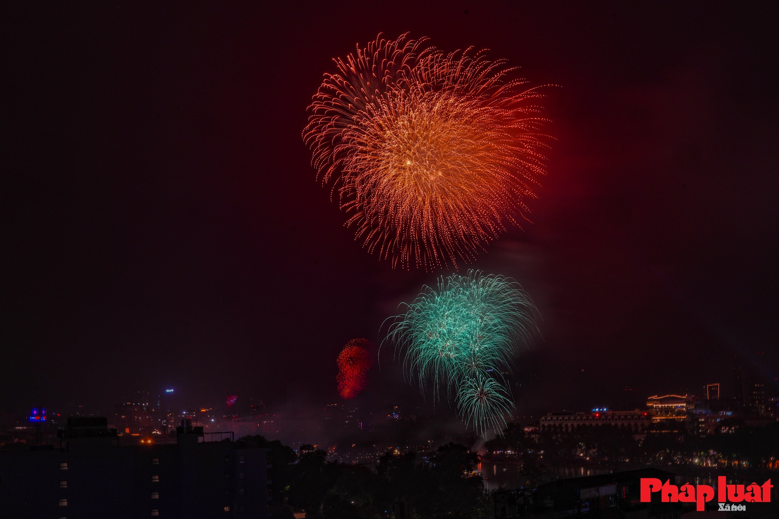 Pháo hoa rực sáng bầu trời, Hà Nội đón thời khắc năm mới 2026