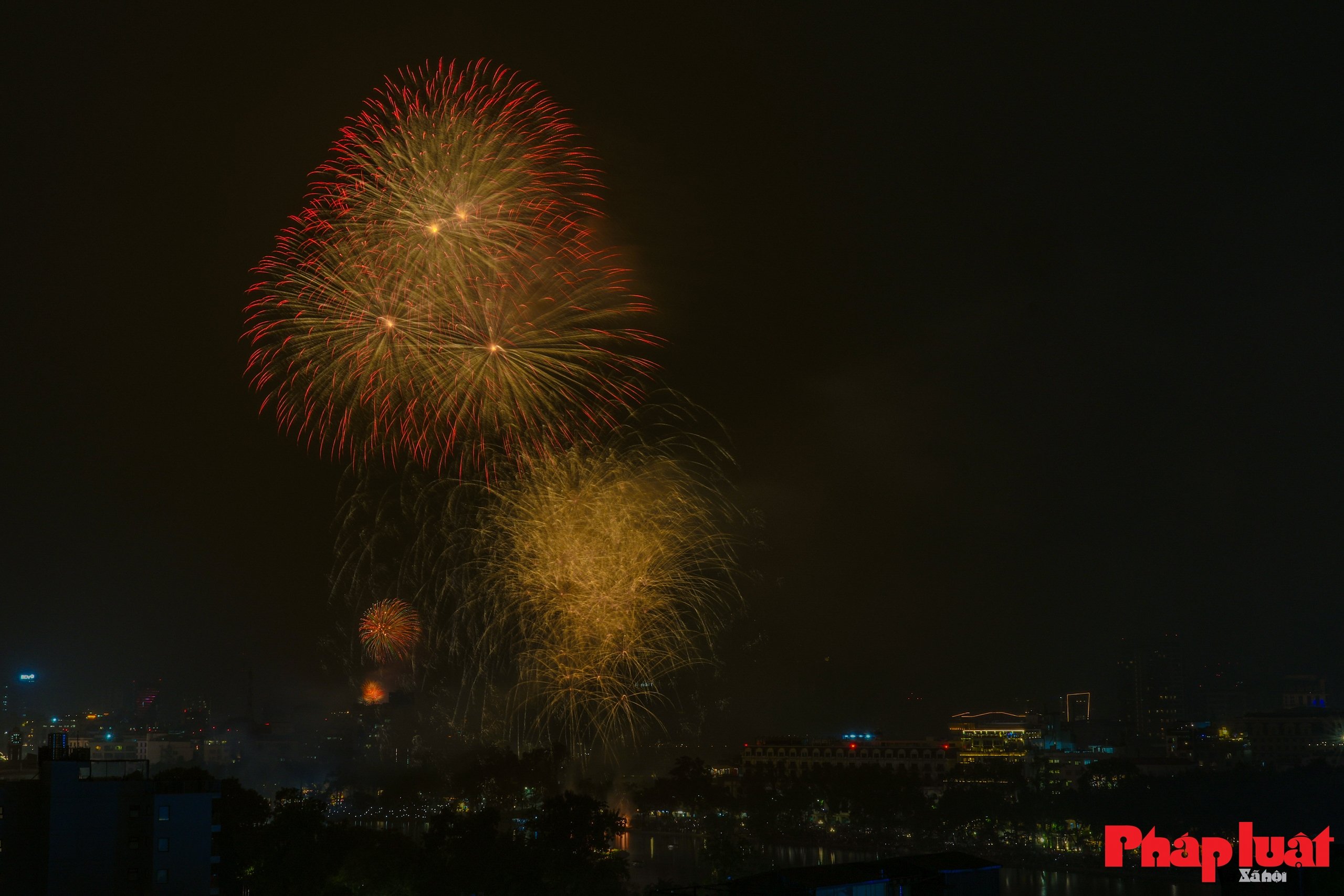 Pháo hoa rực sáng bầu trời, Hà Nội đón thời khắc năm mới 2026