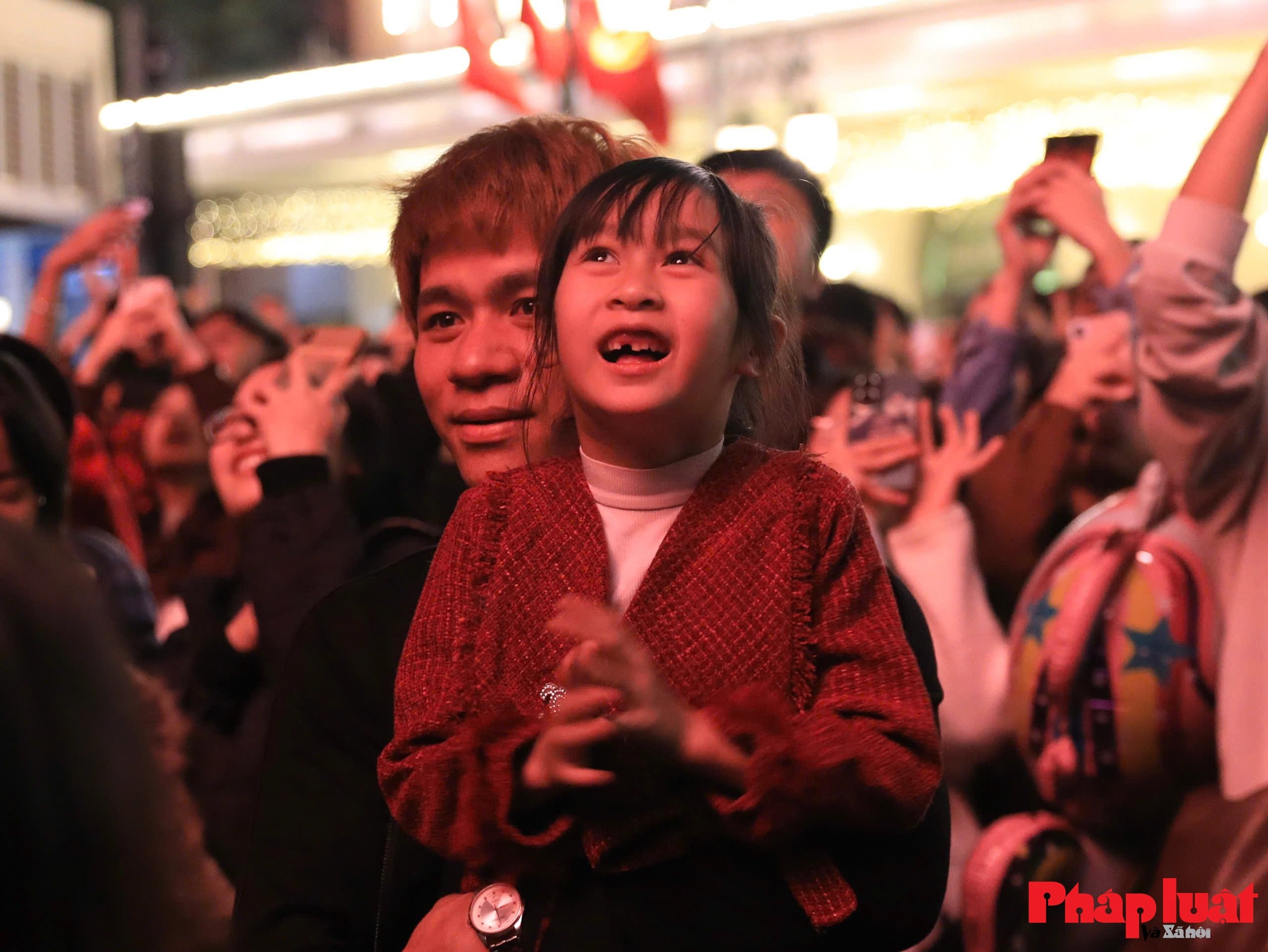 Pháo hoa rực sáng bầu trời, Hà Nội đón thời khắc năm mới 2026