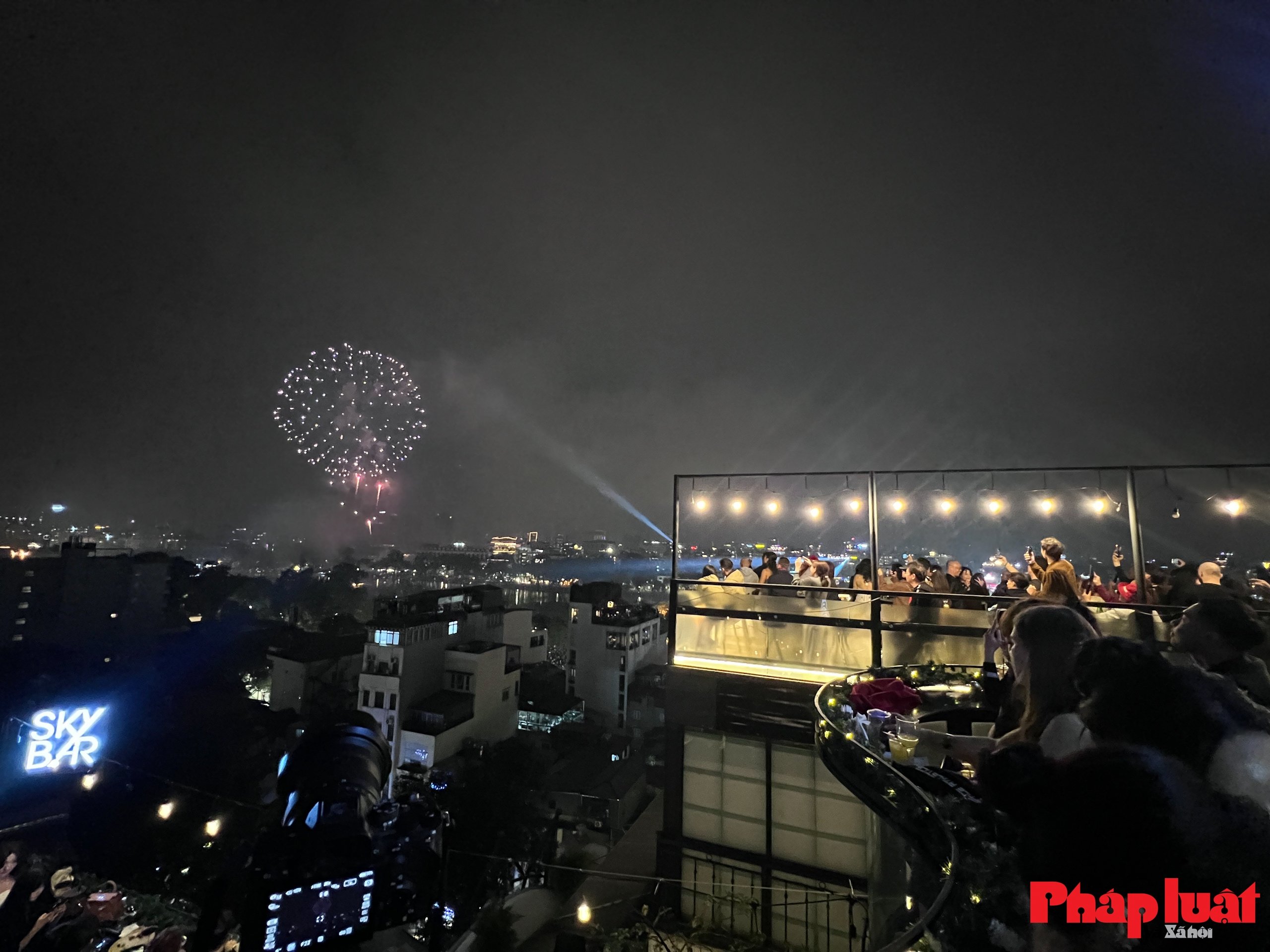 Pháo hoa rực sáng bầu trời, Hà Nội đón thời khắc năm mới 2026