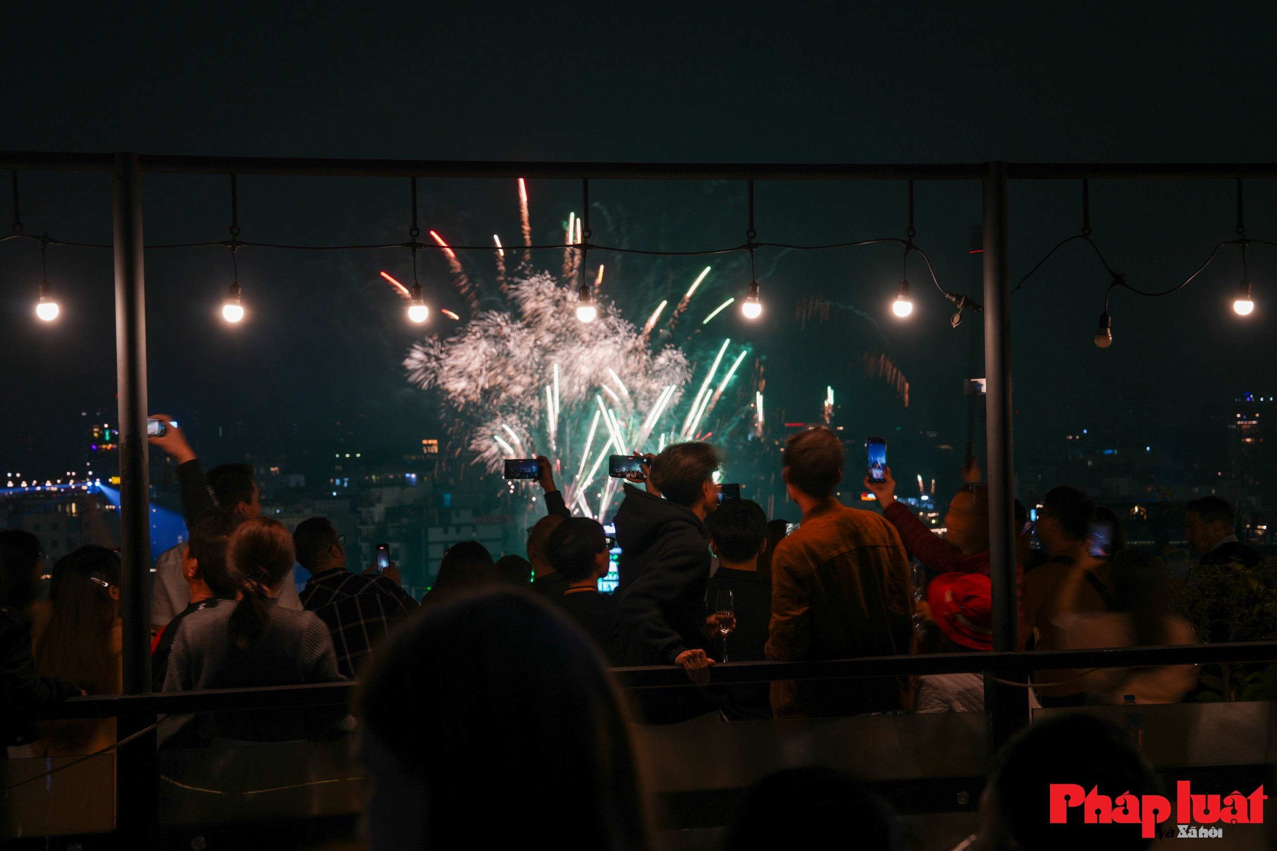 Pháo hoa rực sáng bầu trời, Hà Nội đón thời khắc năm mới 2026