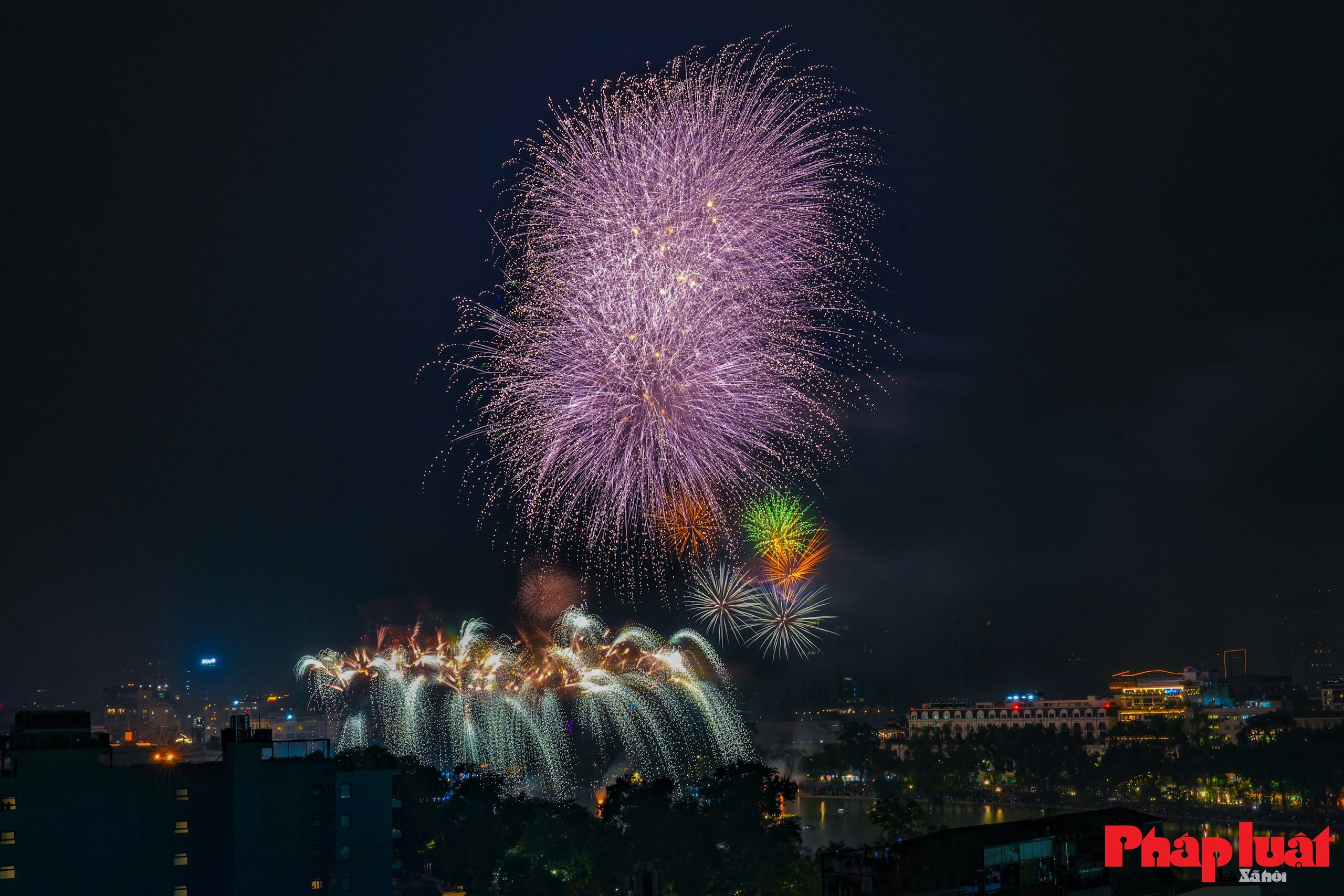 Pháo hoa rực sáng bầu trời, Hà Nội đón thời khắc năm mới 2026