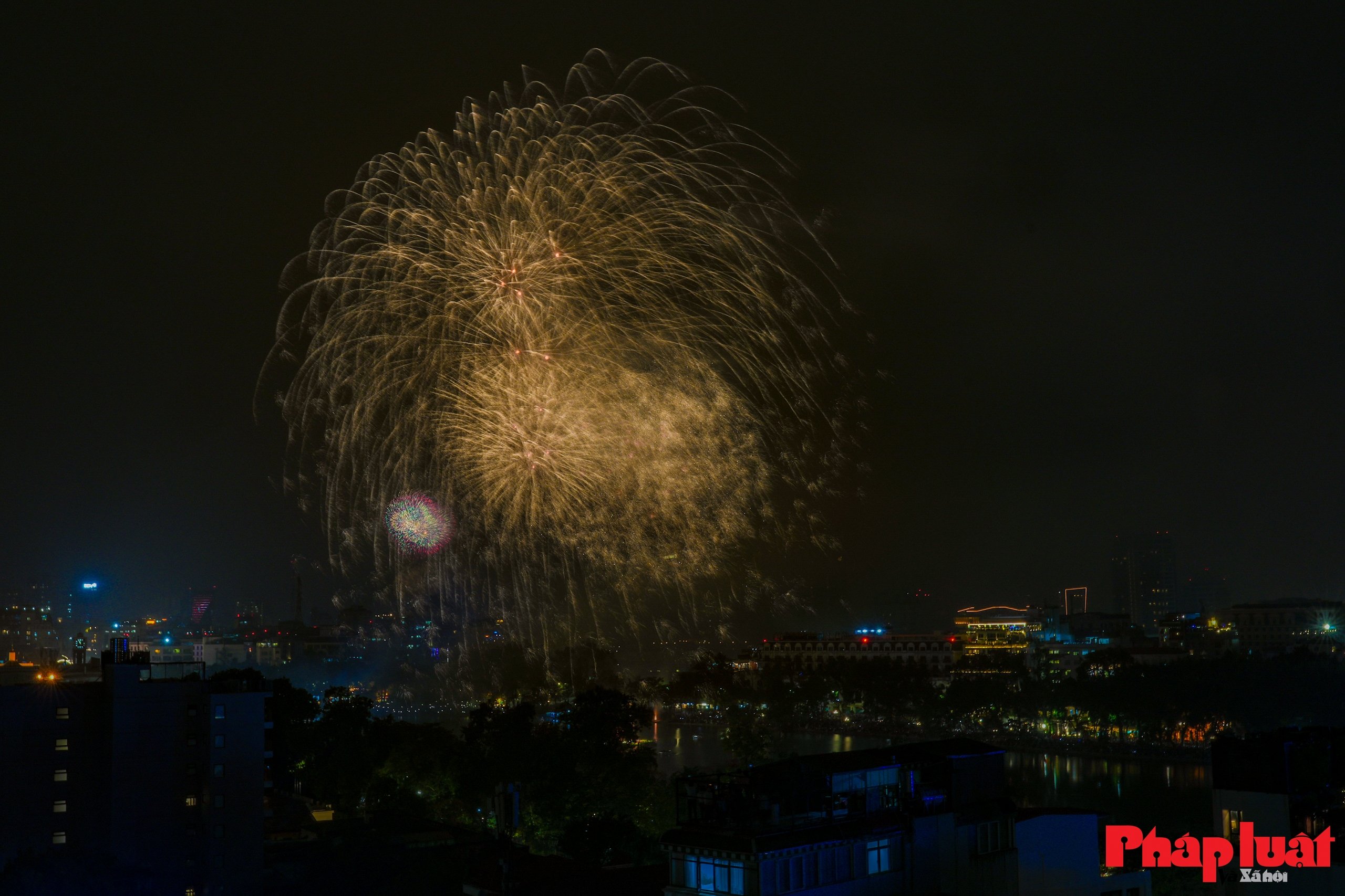 Pháo hoa rực sáng bầu trời, Hà Nội đón thời khắc năm mới 2026