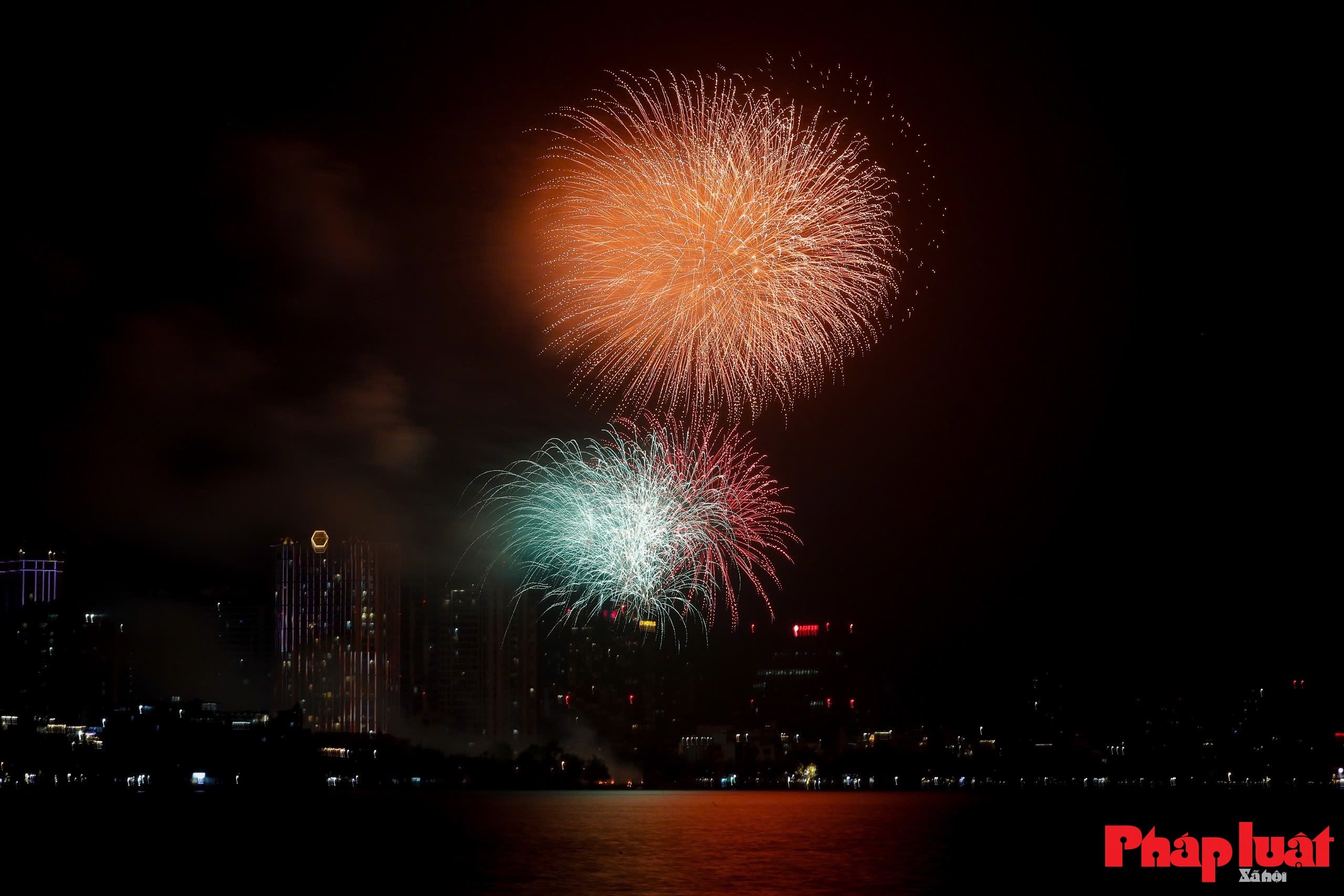 Pháo hoa rực sáng bầu trời, Hà Nội đón thời khắc năm mới 2026