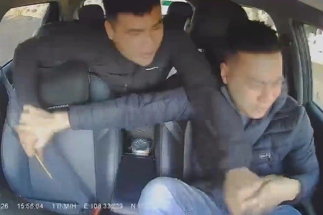 02-1767345576-rung-minh-clip-tai-xe-taxi-bi-khach-dung-dua-tan-cong-khi-dang-lai-xe-nguoi-vo-la-het-trong-vo-vong.jpg