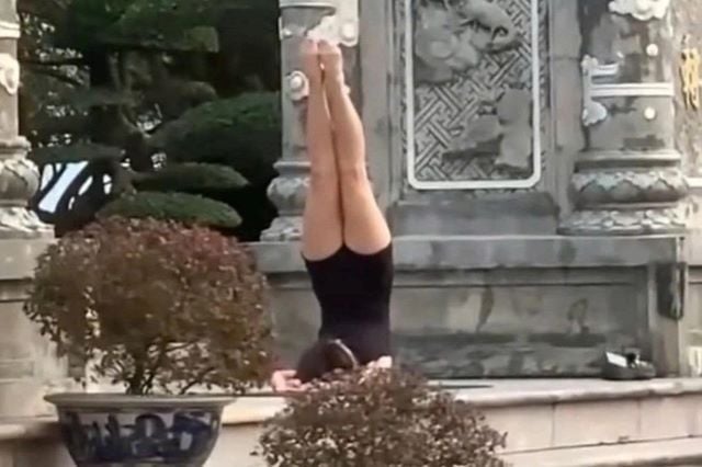 nguoi-phu-nu-tap-yoga-truoc-cong-chua