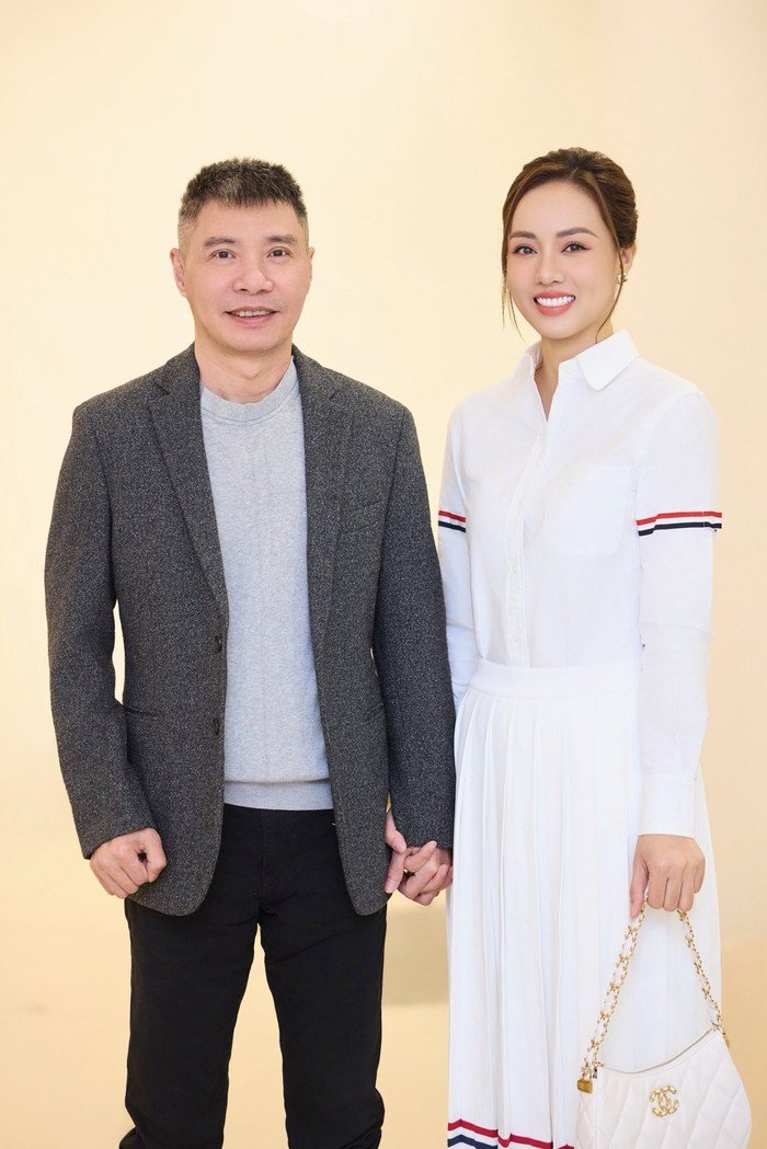 Vợ NSND Công Lý từng nghỉ việc văn phòng, chuyển sang làm lĩnh vực khác để có thêm thu nhập và thời gian ở bên cạnh chồng. Ảnh: FBNV