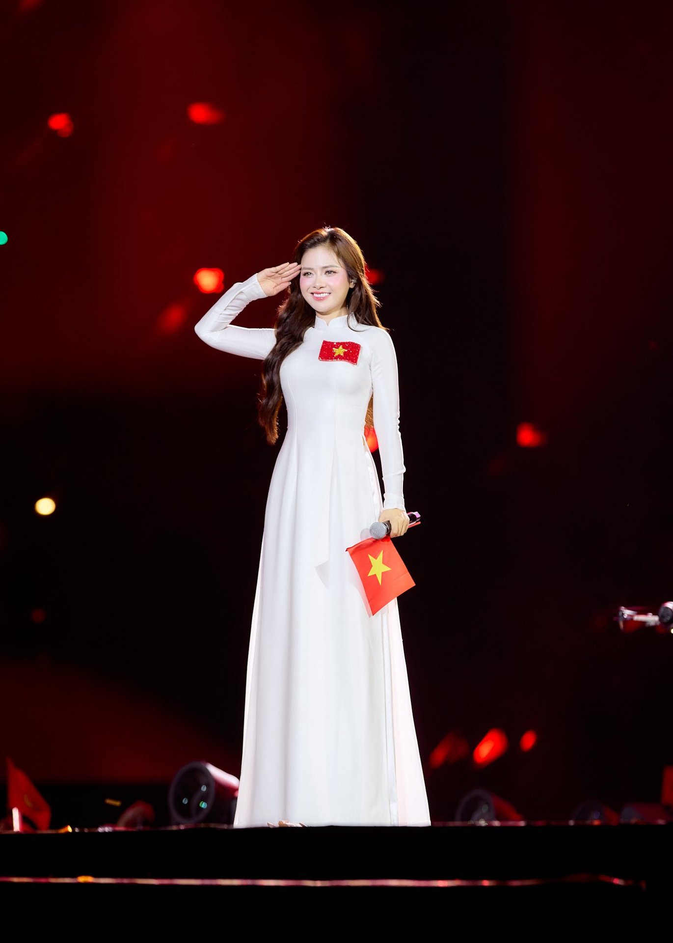 Giảng viên thanh nhạc đắt show nhất Việt Nam được Bộ Tư lệnh khen thưởng, sự nghiệp đi lên rực rỡ- Ảnh 3.