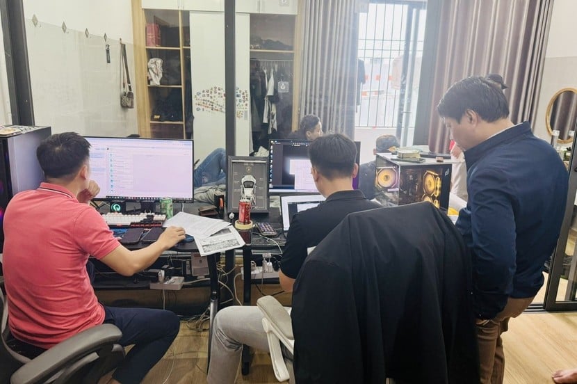 Lực lượng chức năng tiến hành làm việc và kiểm tra dữ liệu điện tử có liên quan đến hành vi đánh bạc bằng hình thức game online của các đối tượng.