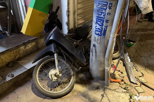 Tai-nan-lien-hoan-giua-2-o-to-va-1-xe-may-o-ha-noi-cong-an-tim-nhan-chung-co-clip-vu-tai-nan-3