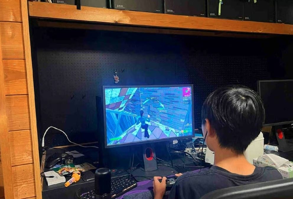 06-1767668057-than-dong-game-thu-12-tuoi-gay-tranh-cai-khi-quyet-dinh-bo-hoc-de-theo-duoi-esports-chuyen-nghiep.jpg