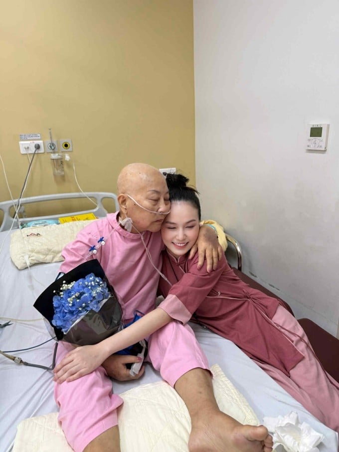 Vợ Tuấn Hưng bên mẹ chồng những ngày bà nằm viện chữa ung thư.