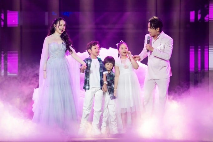 Vợ chồng Tuấn Hưng - Hương Baby bên ba con trong một sự kiện hồi tháng 5.