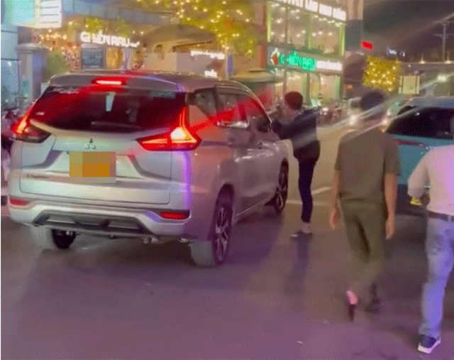 Vu-mot-nhom-nhau-say-non-oi-tren-xe-va-hanh-hung-tai-xe-o-tphcm-bat-giua-mot-nguoi-dan-ong-2