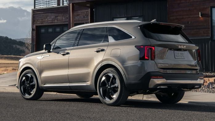 Kia Sorento ưu đãi khủng hạ giá lăn bánh đầu tháng 1/2026, đánh bại Toyota Fortuner và Ford Everest ảnh 3