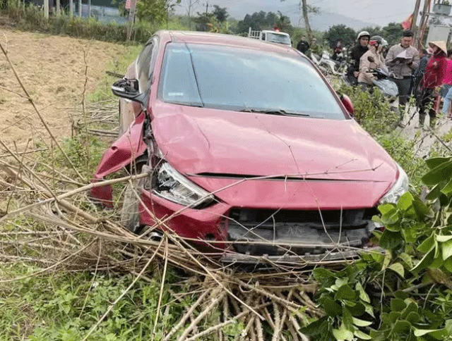 Nam-thanh-nien-lai-oto-noi-gian-lao-thang-vao-1-xe-may-do-mau-thuan-o-quan-karaoke-3-nguoi-tu-vong