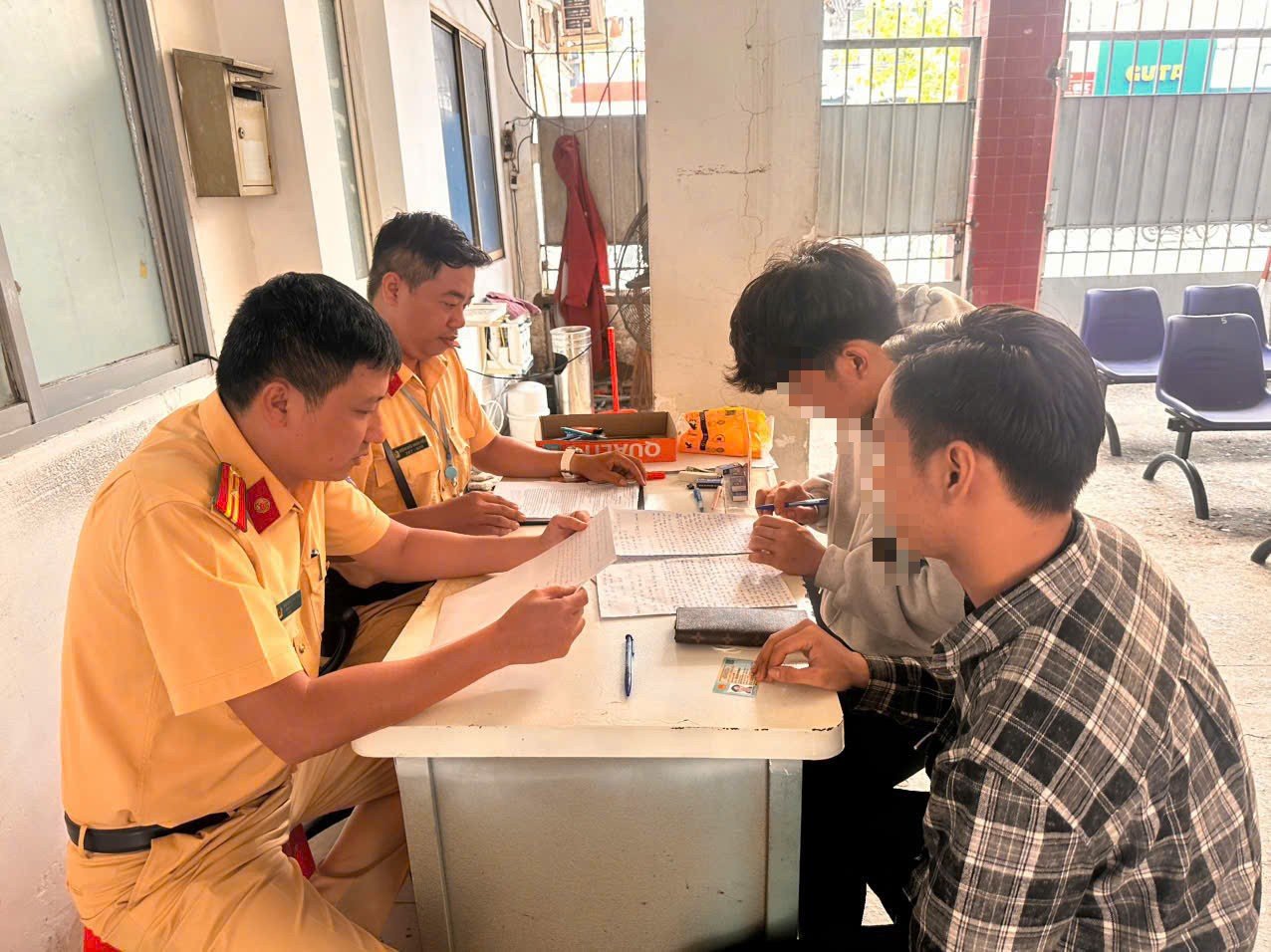 Thông tin mới vụ 2 người giằng co với CSGT TPHCM - Ảnh 1.