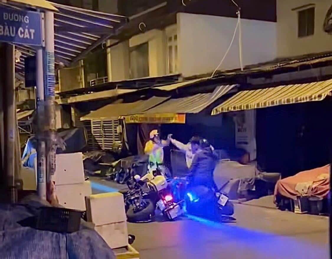 Thông tin mới vụ 2 người giằng co với CSGT TPHCM - Ảnh 2.