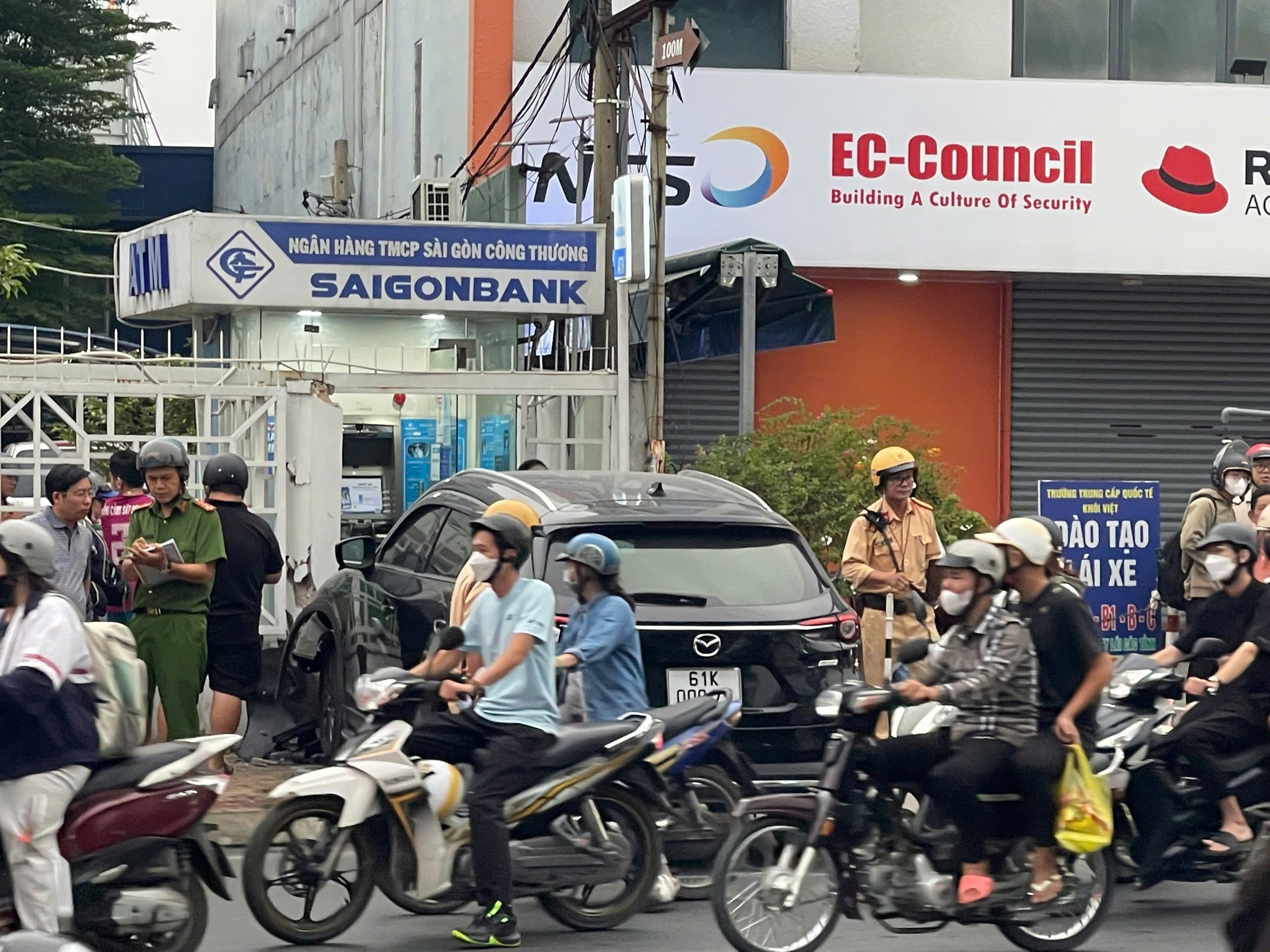 Nguyên nhân tài xế tông loạt xe máy tại giao lộ TPHCM - Ảnh 2.