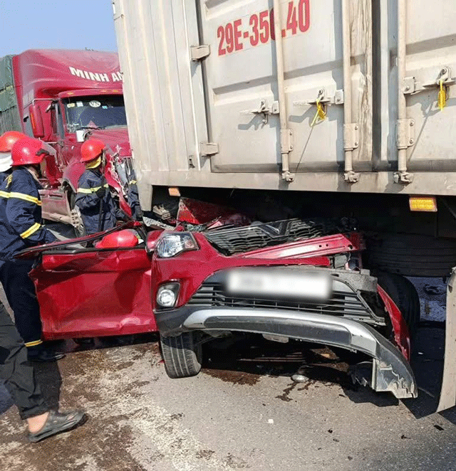 Vu-oto-5-cho-bi-vo-nat-sau-tai-nan-line-hoan-gia-dinh-thong-tin-nong-ve-tinh-hinh-4-nguoi-tren-xe-4