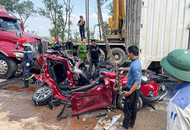 Vu-oto-5-cho-bi-vo-nat-sau-tai-nan-line-hoan-gia-dinh-thong-tin-nong-ve-tinh-hinh-4-nguoi-tren-xe-5